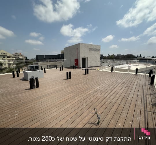 מרפסת עץ עם עמודים שחורים וחוטי חשמל